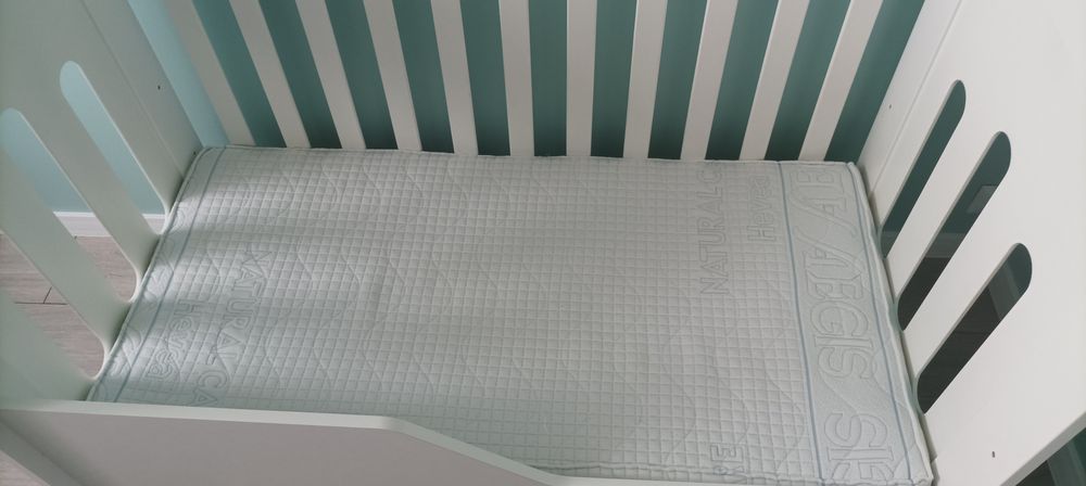 Łóżeczko dziecięce z materacem Hevea Baby i szufladą 120x60