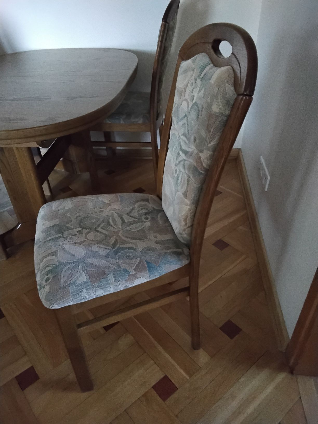 Stół owalny rozkładany z krzesłami
