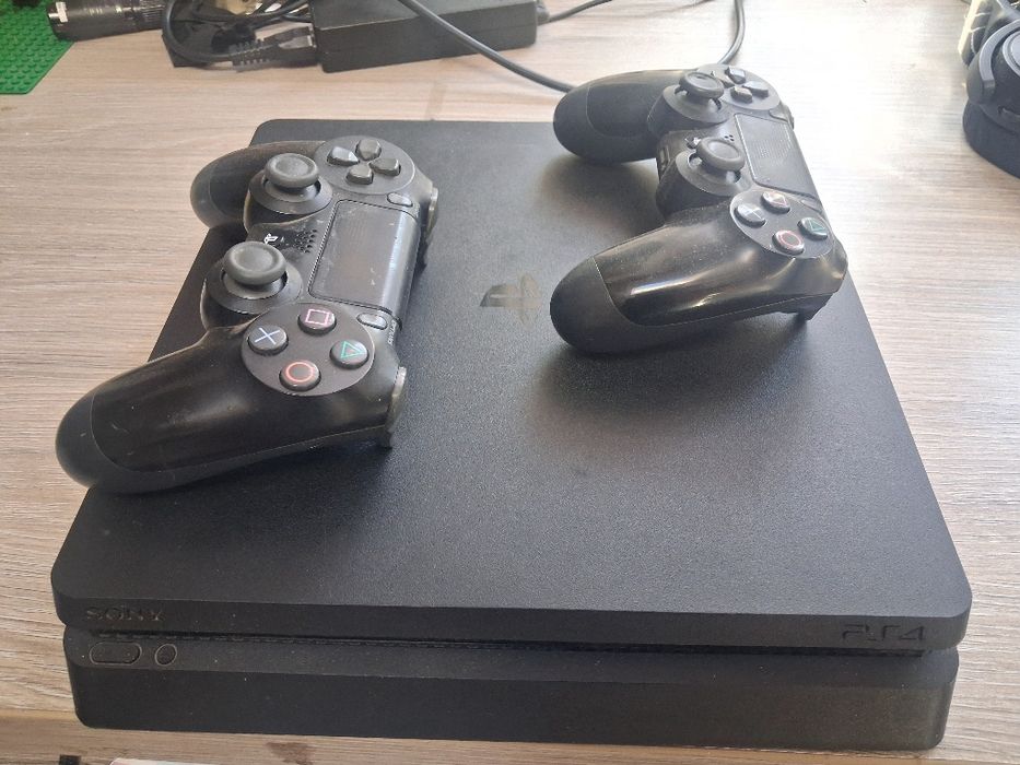 Playstation 4 slim 1TB 2 pady