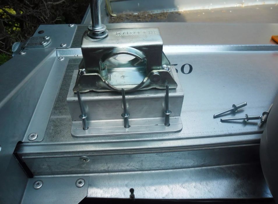 Uchwyt aluminiowy mocujący do podpory przyczepy