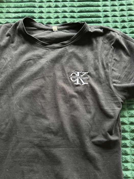 Czarna koszulka z bialym logo firmy