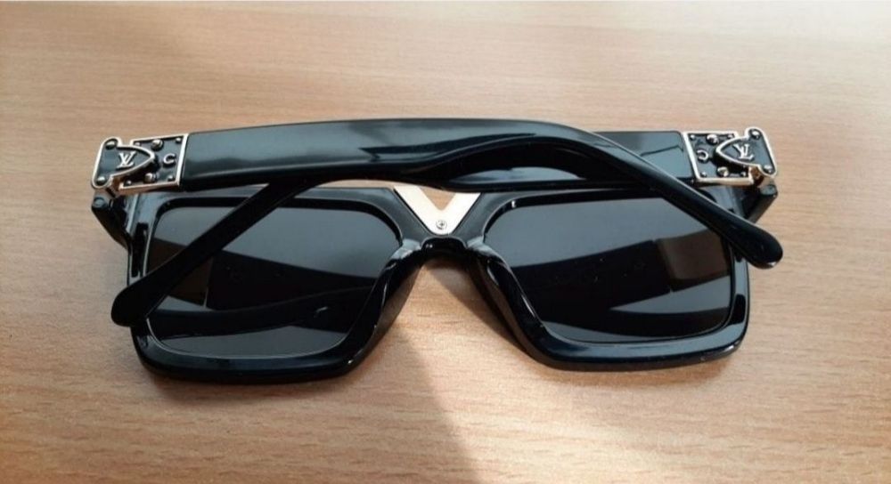 Louis Vuitton  okulary przeciwsłoneczne złote V nad nosem