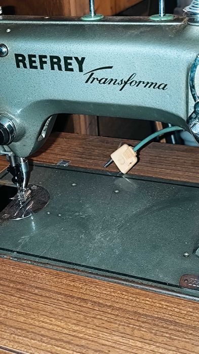 Móvel com máquina de Costura Refrey Transforma