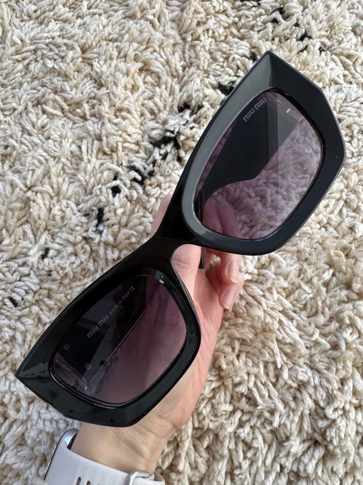 Miu Miu okulary przeciwsłoneczne czarne złote logo damskie wąskie