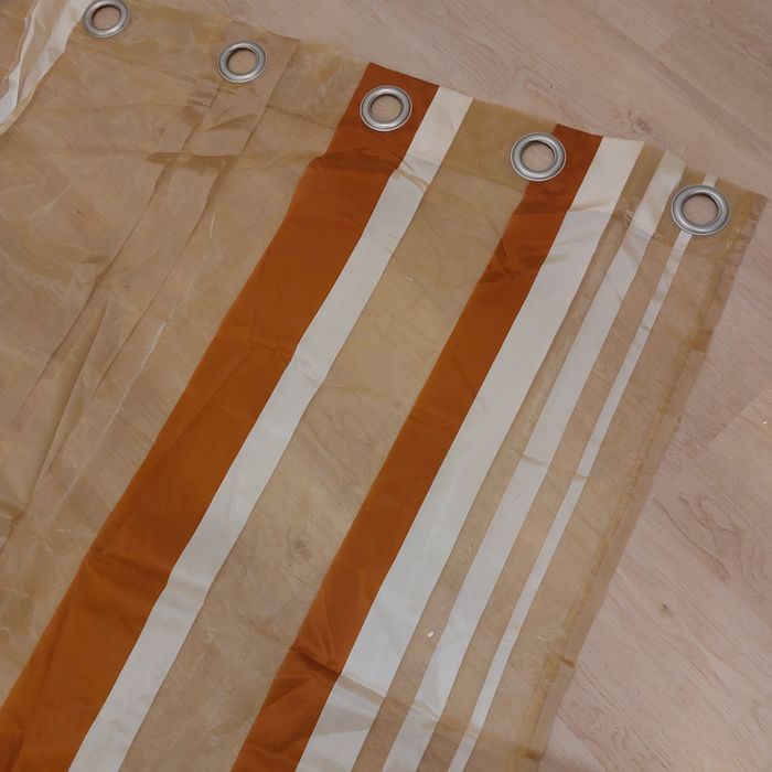 Quatro cortinas transparentes