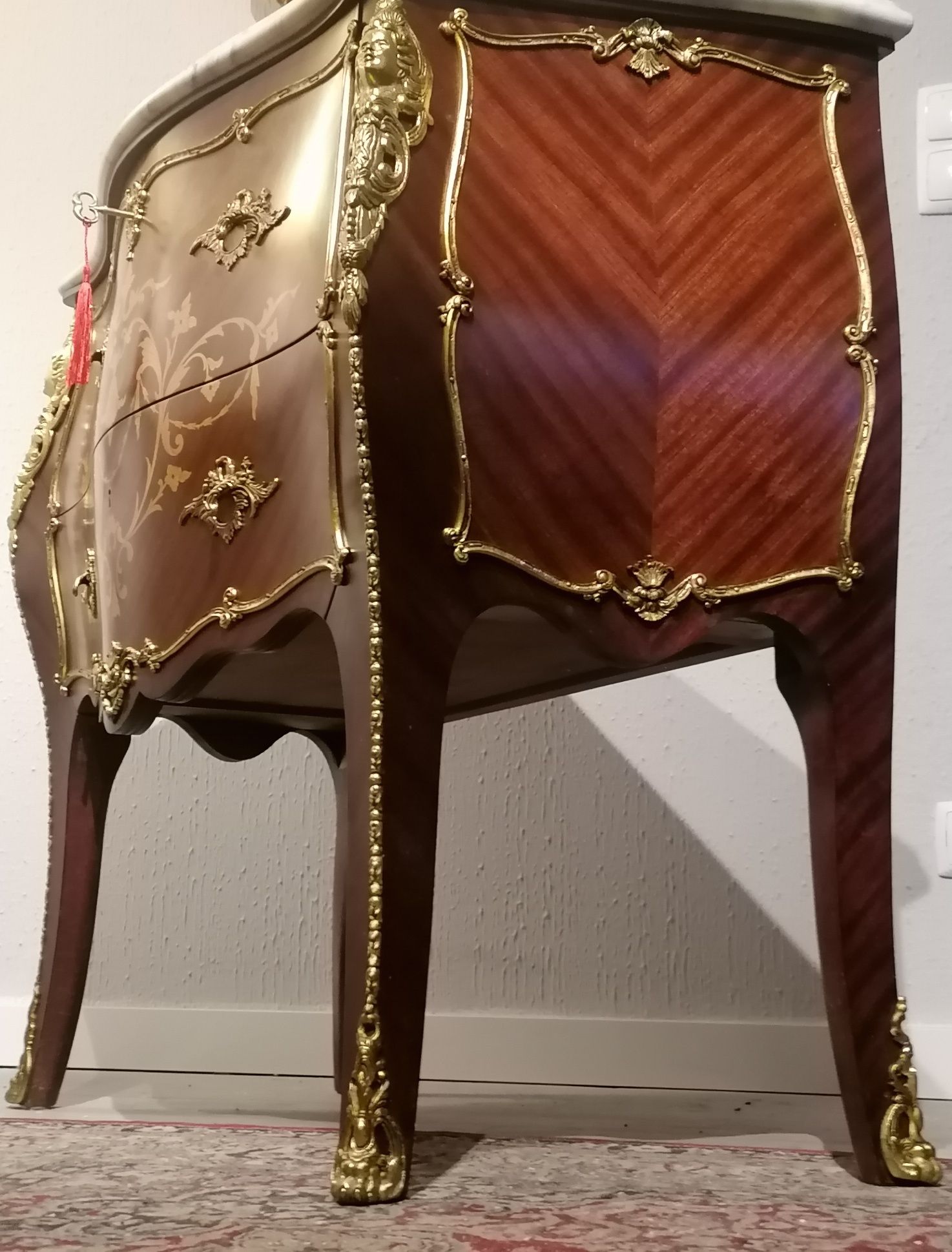 Clássica e Antiga Cómoda, estilo Luís XV.  Mármore, ferragens douradas