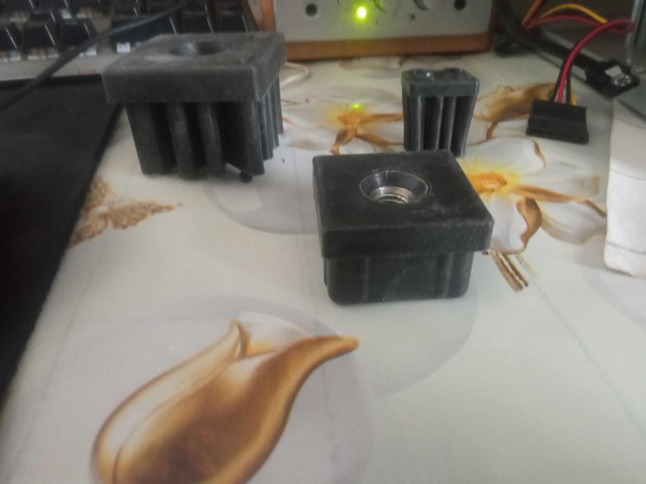 Накладка пластикова з різьбою М8 20х20 25х25 30х30 40х40 мм