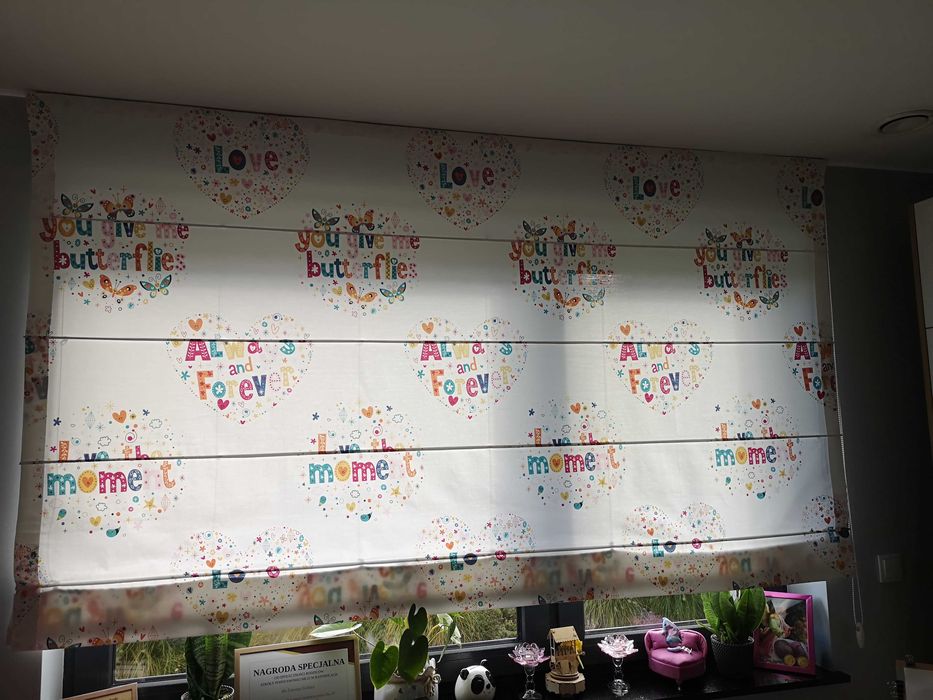 Roleta rzymska z karniszem o wym. 170x230cm z motywem serc i motyli