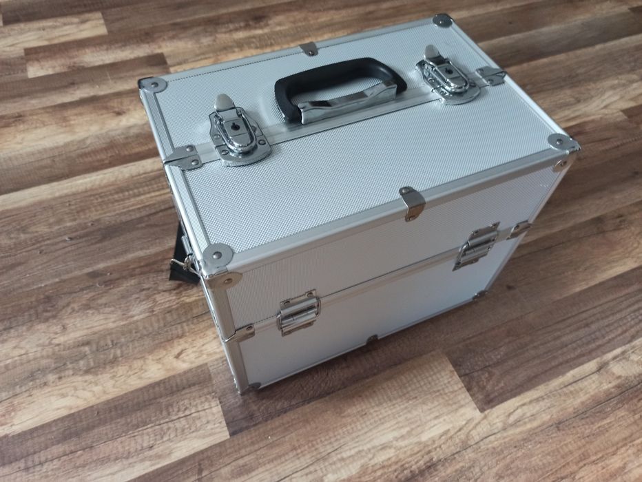 Skrzynka narzedziowa / kufetrk na kosmetyki