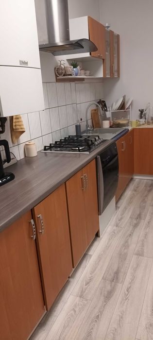 meble kuchenne z kuchenką gazową i okapem