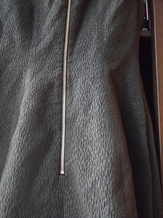 Simple sukienka 34 czarna tłoczony wzór