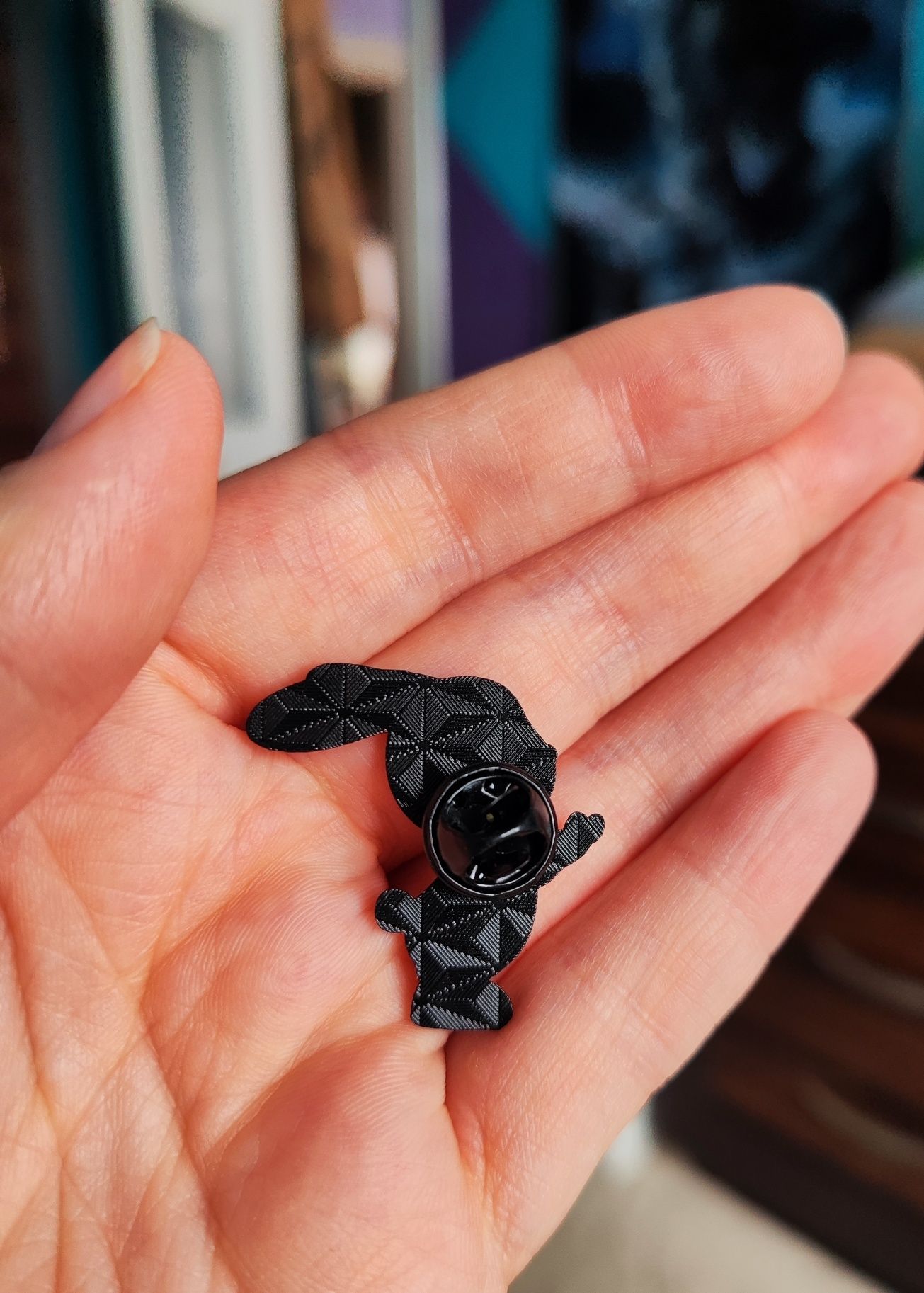 Zając Szkielet - metalowy pin przypinka broszka