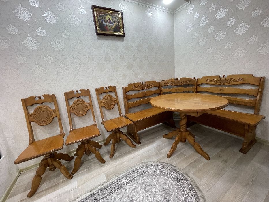 Кухонний куток та стіл з стільцями