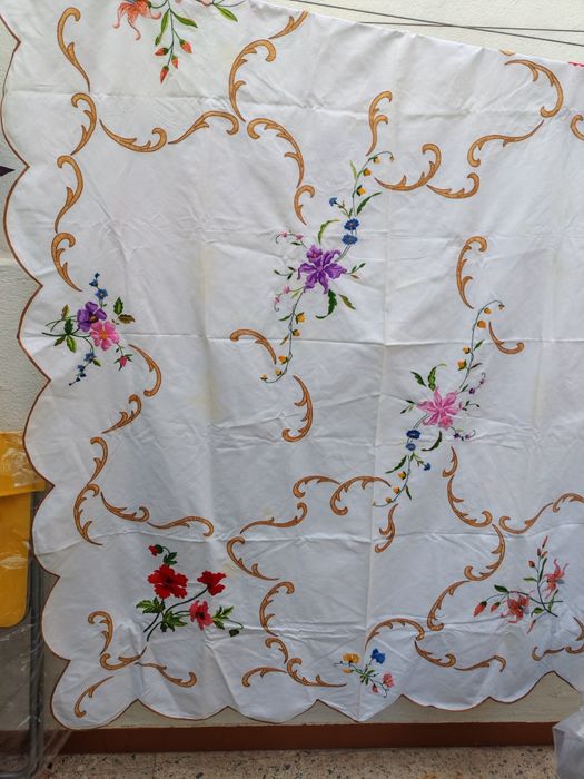 Toalha bordada em linho mede  1,75 x1 1,40