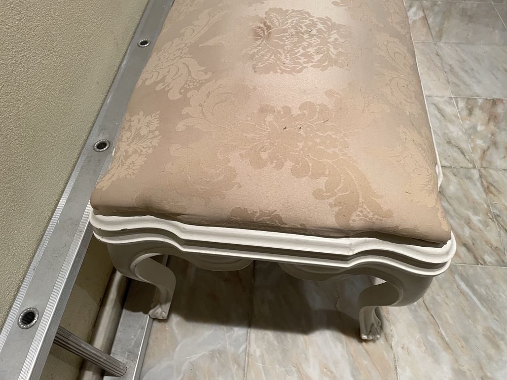 Banqueta branca estofo dourado