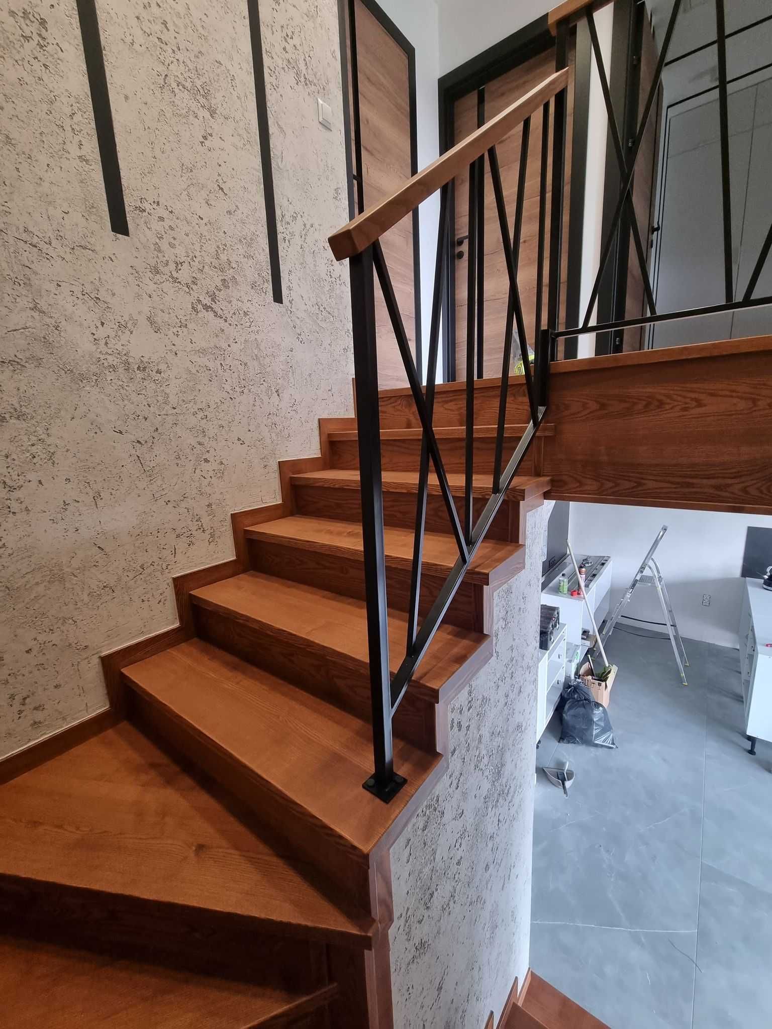 Schody drewniane samonośne z montażem