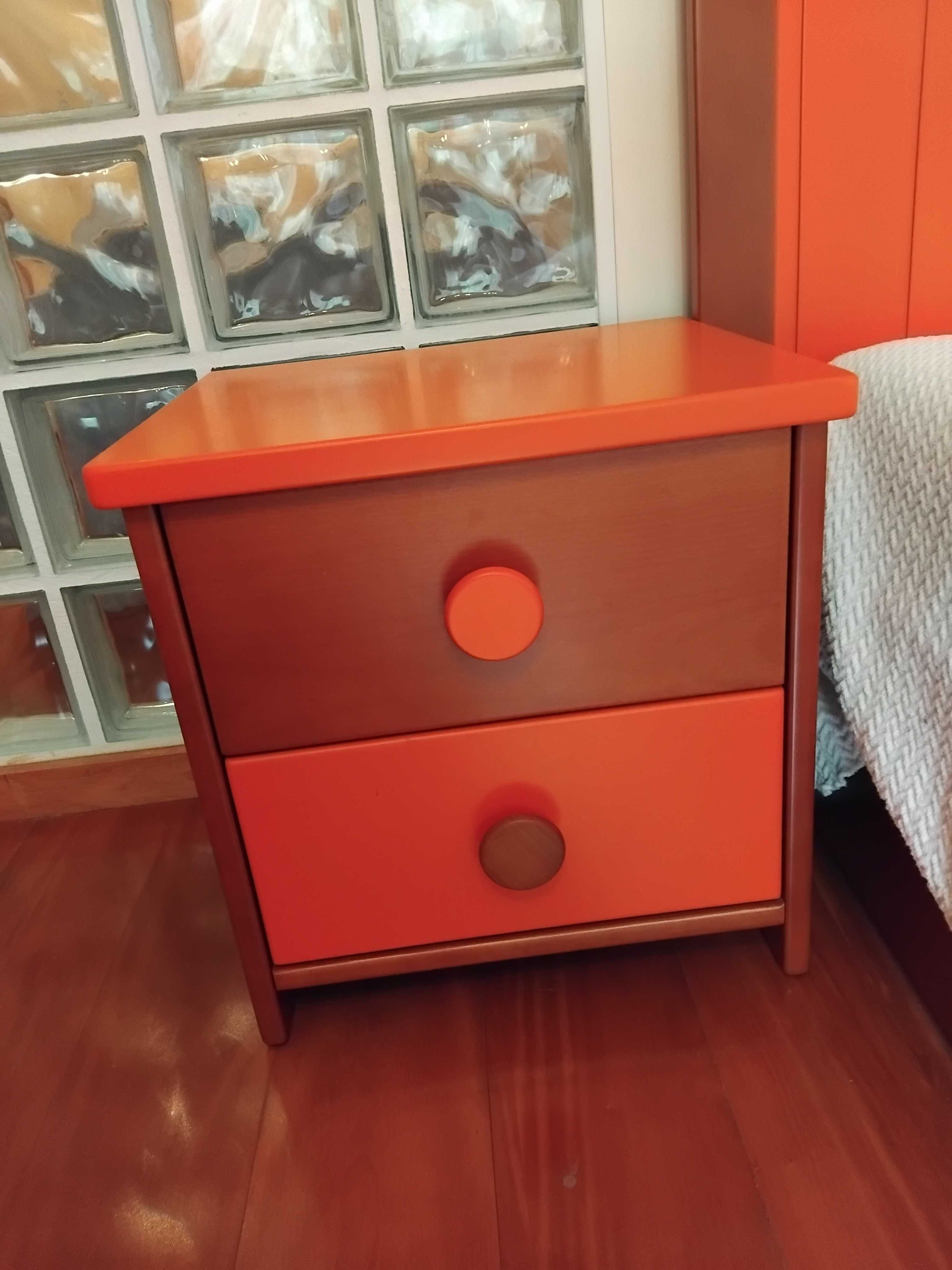 Cama , Escrivaninha e mesinha de cabeceira em ótimo estado