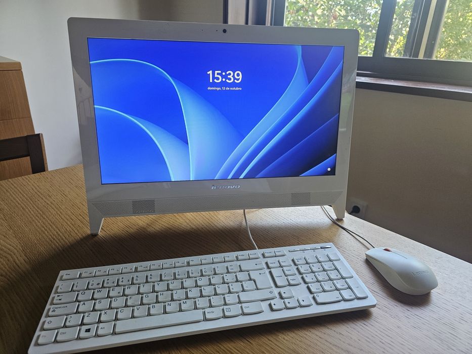 PC Lenovo all in one 1T disco. 8GB ram. Windows 11