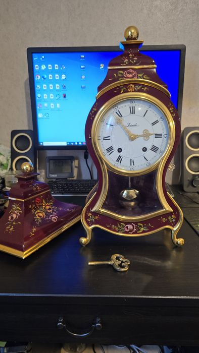 Настольные настенные часы Zenith старые  с боем.