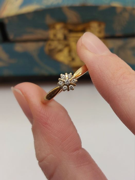 Złoty pierścionek 9k diamenty brylanty kwiatek vintage rozmiar 11