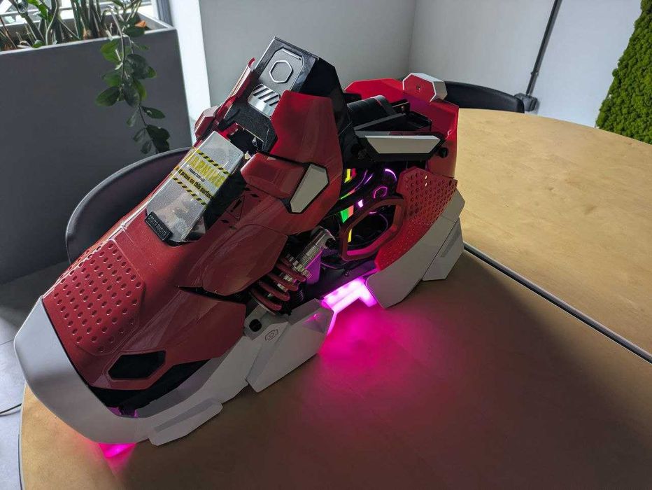 Komputer w unikalnej obudowie SNEAKER X