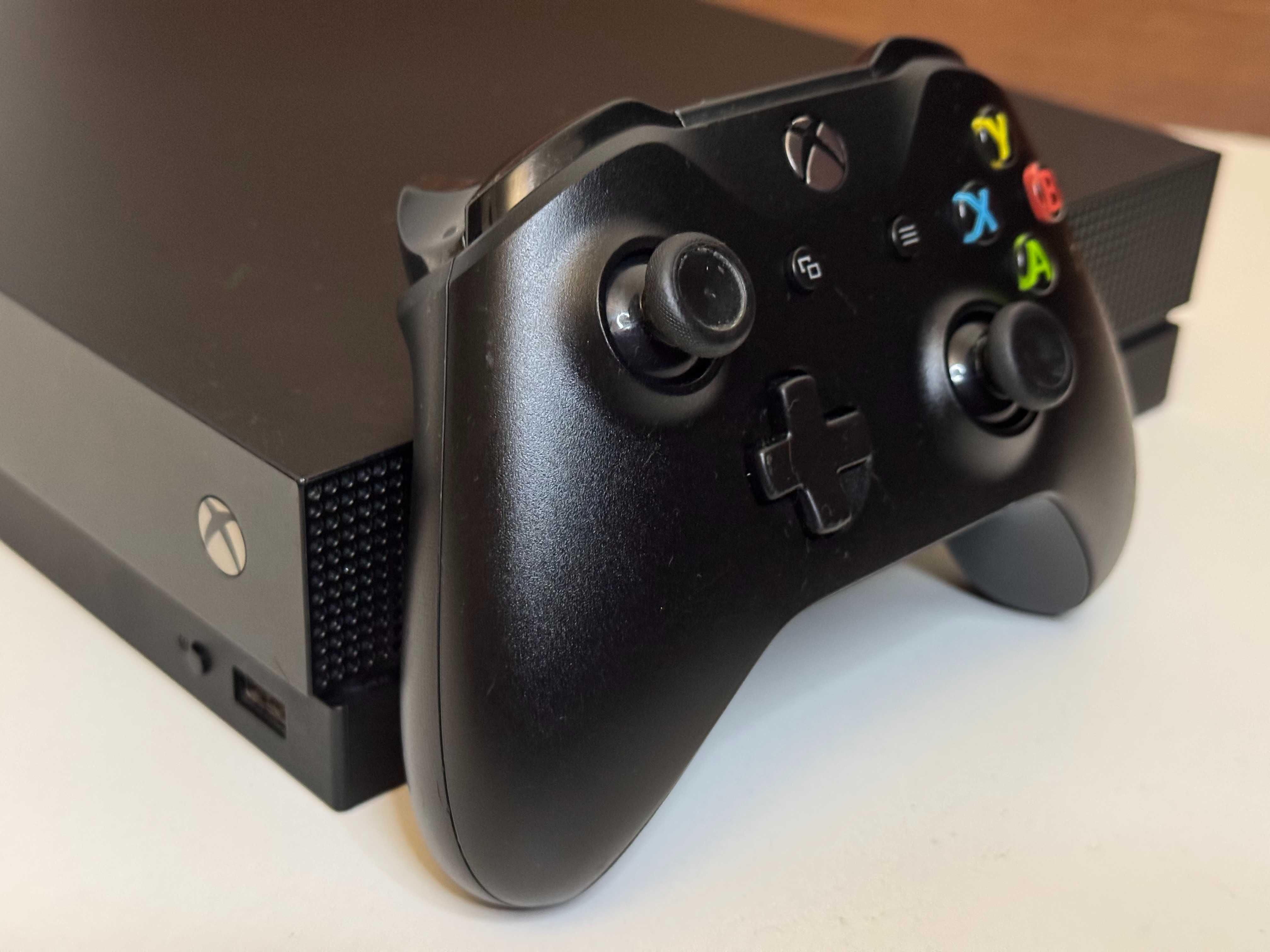 Konsola XBOX ONE X 1TB z Padem i Napędem