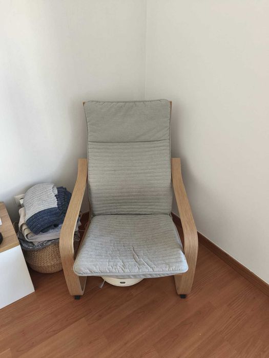 Cadeirão IKEA POÄNG — estrutura em madeira curvada e almofada cinza