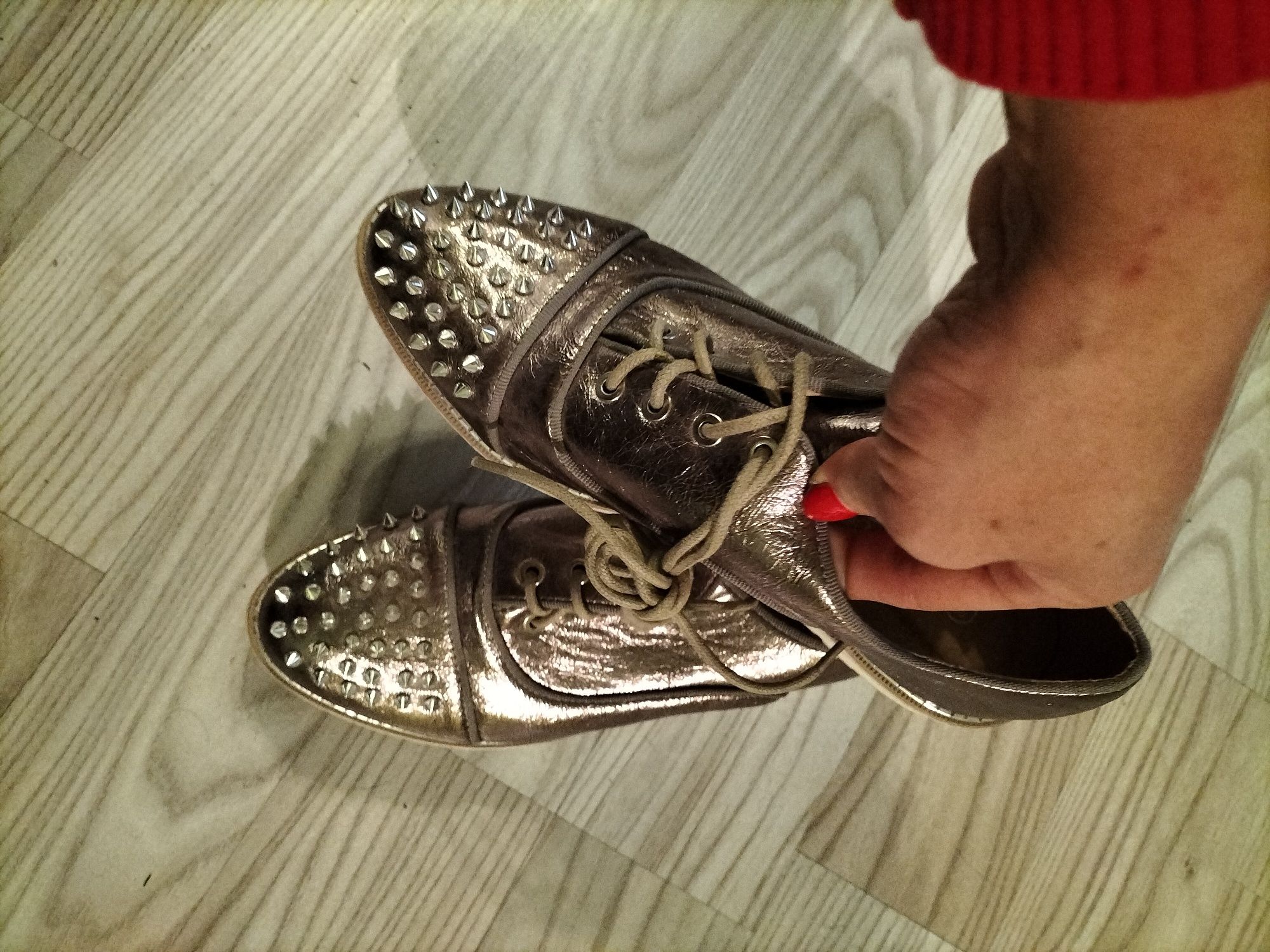 Hitowe Buty z Ćwiekami