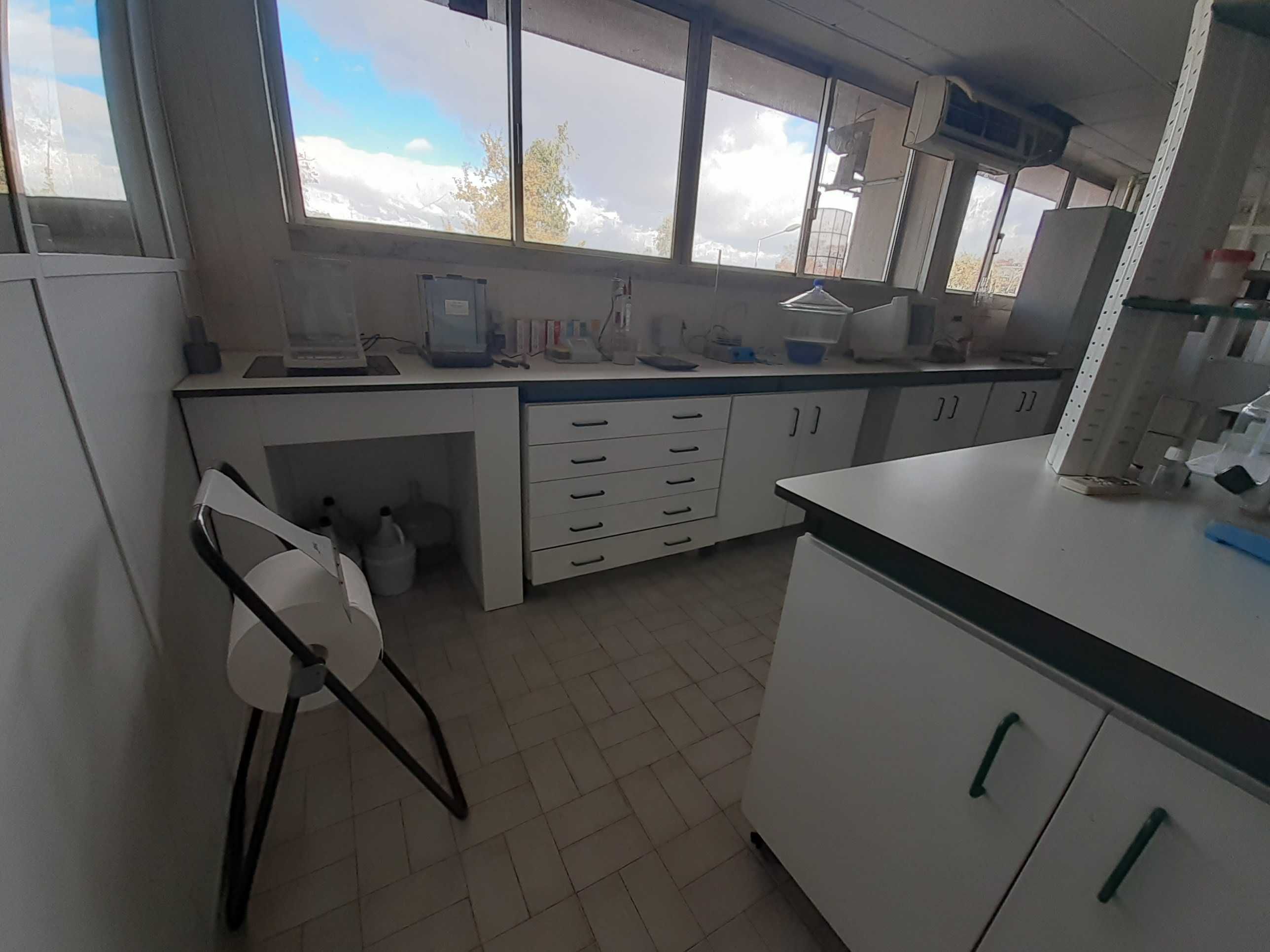 Módulos de laboratório, com bancadas