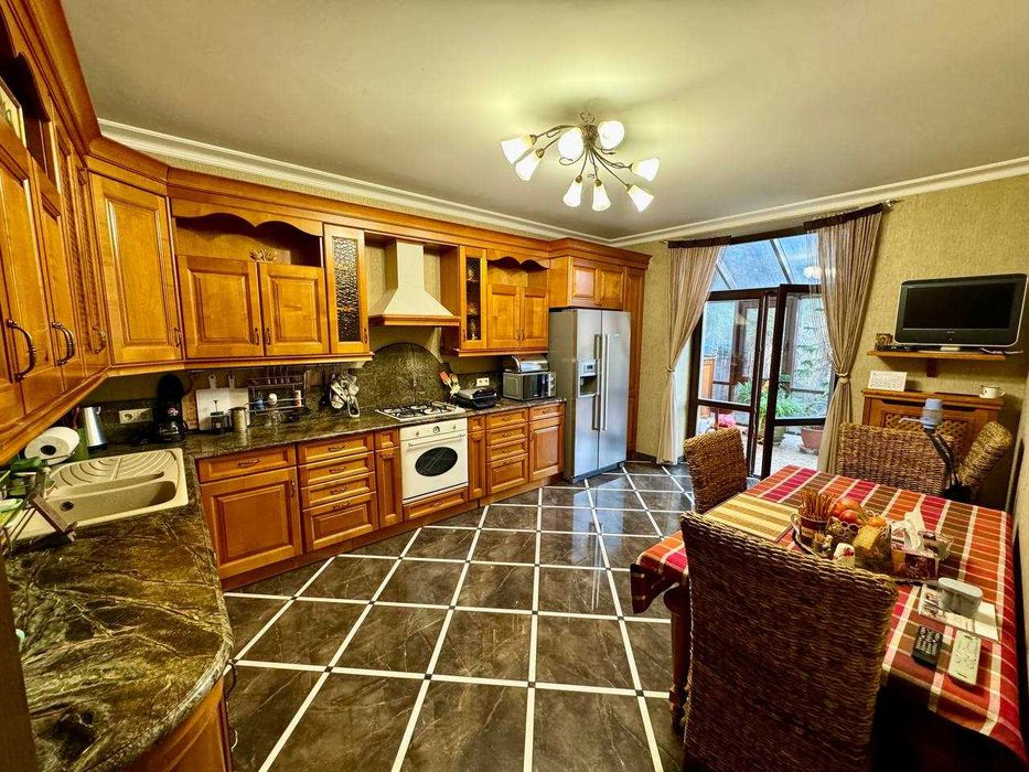 Продам просторий будинок по вул.Сельських (Алтайські озера)