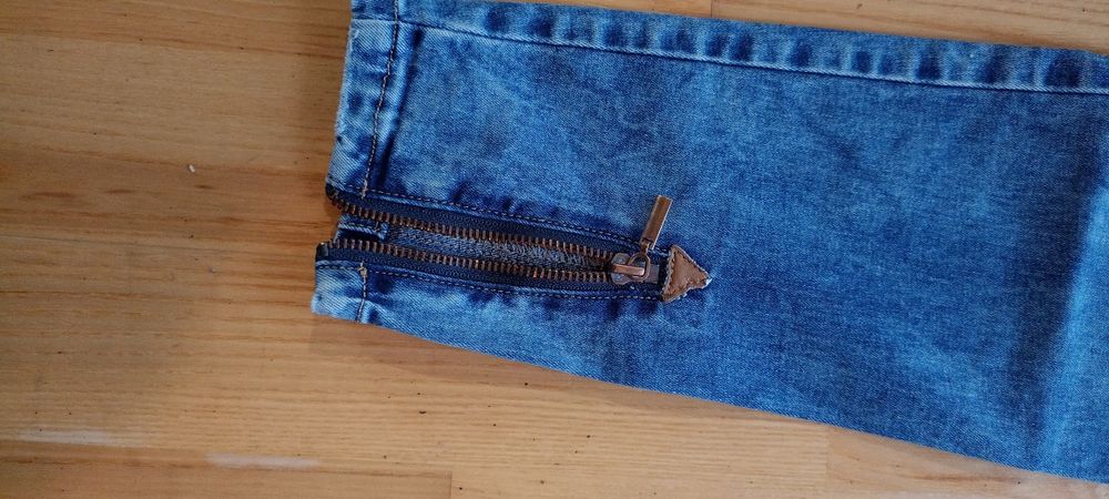 Spodnie młodzieżowe jeansy nowe