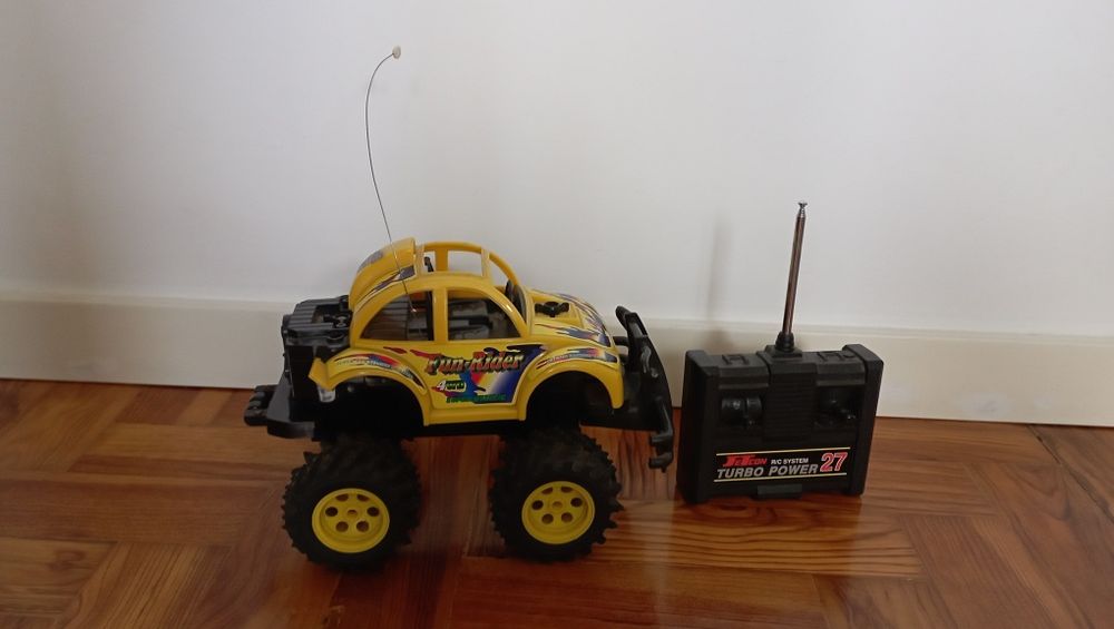 Brinquedo a pilhas carro todo o terreno