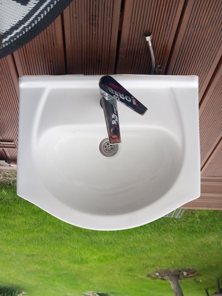 Umywalka z baterią