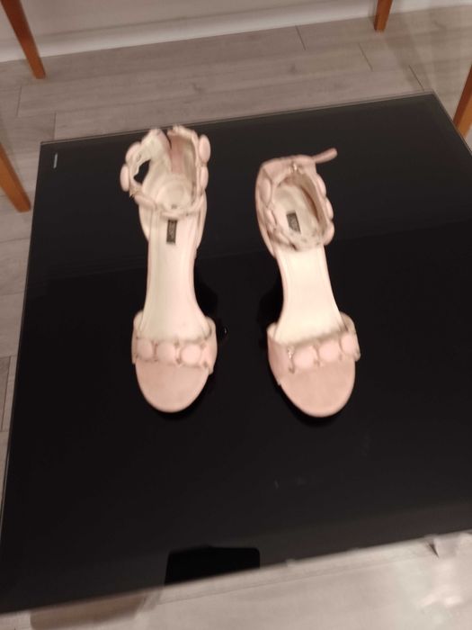 Eleganckie szpilki odkryte.