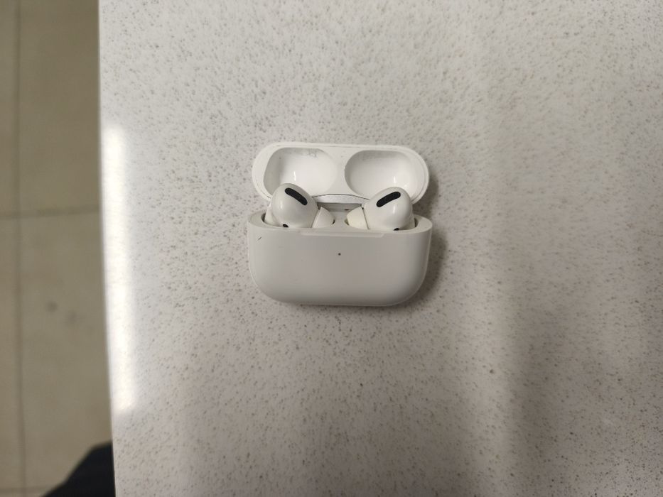Airpods pro 1st gen - lightning