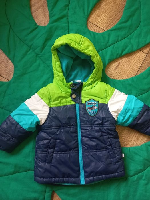 Zimowa pikowana kurtka z kapturem dla chłopca ocieplana polarem 68 74