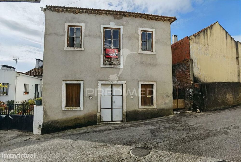 Moradia na aldeia do Espinheiro para restaurar