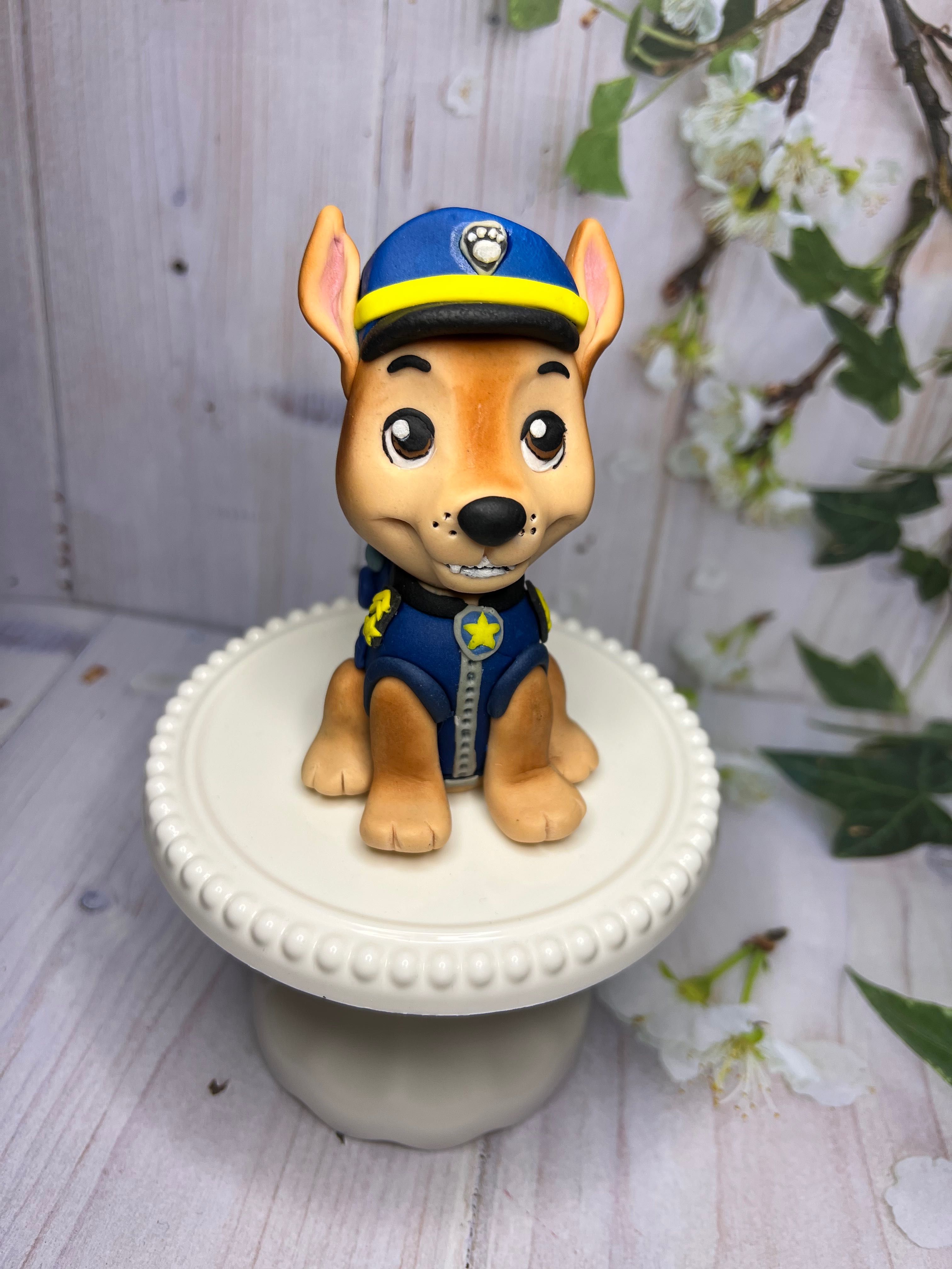 Figurka Chase psi patrol z masy cukrowej na tort