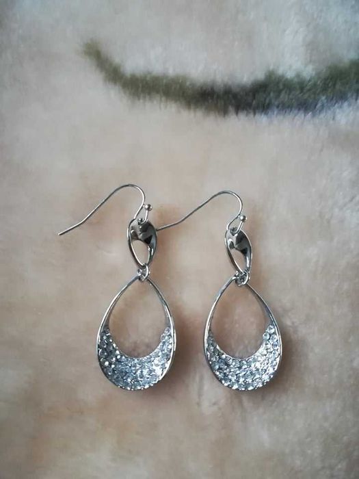 Par de Brincos Prateados com Pedrinhas Brilhantes
