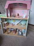 Sprzedam drewniany domek dla lalek