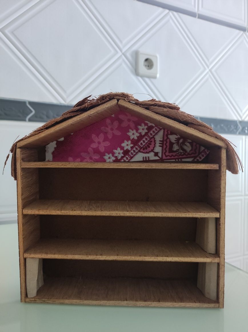 Casinha estantes madeira