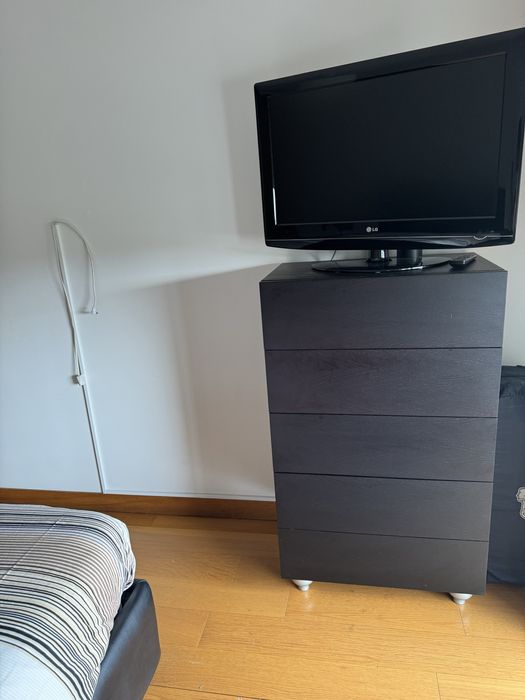 Quarto (cama, camiseiro e mesa de cabeceira)