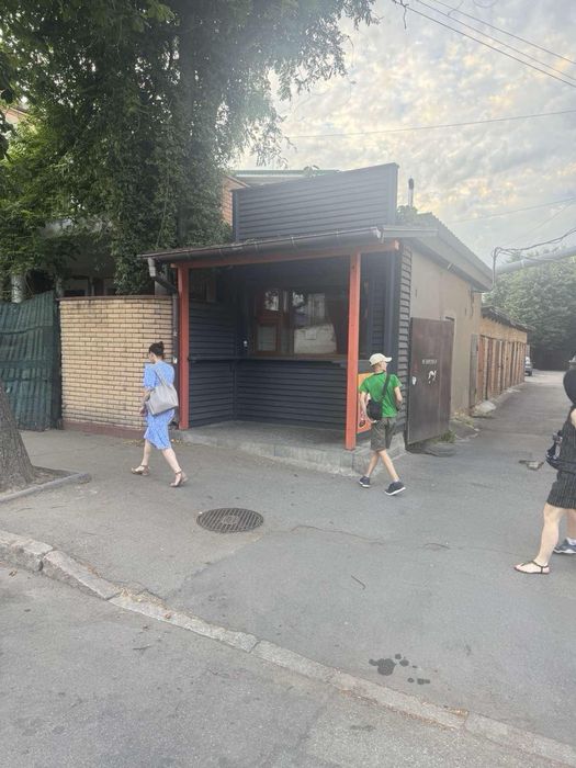 Сдается над дорогой киоск в центре города