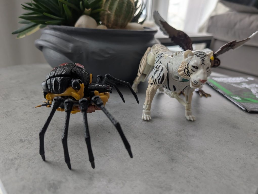 Трансформери WFC Kingdom Beast Wars Tigarron Black Arachnia Skywarp
