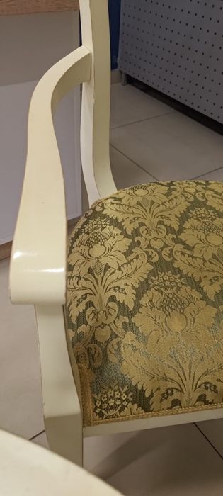 Stylowy stolik z dwoma krzesłami.