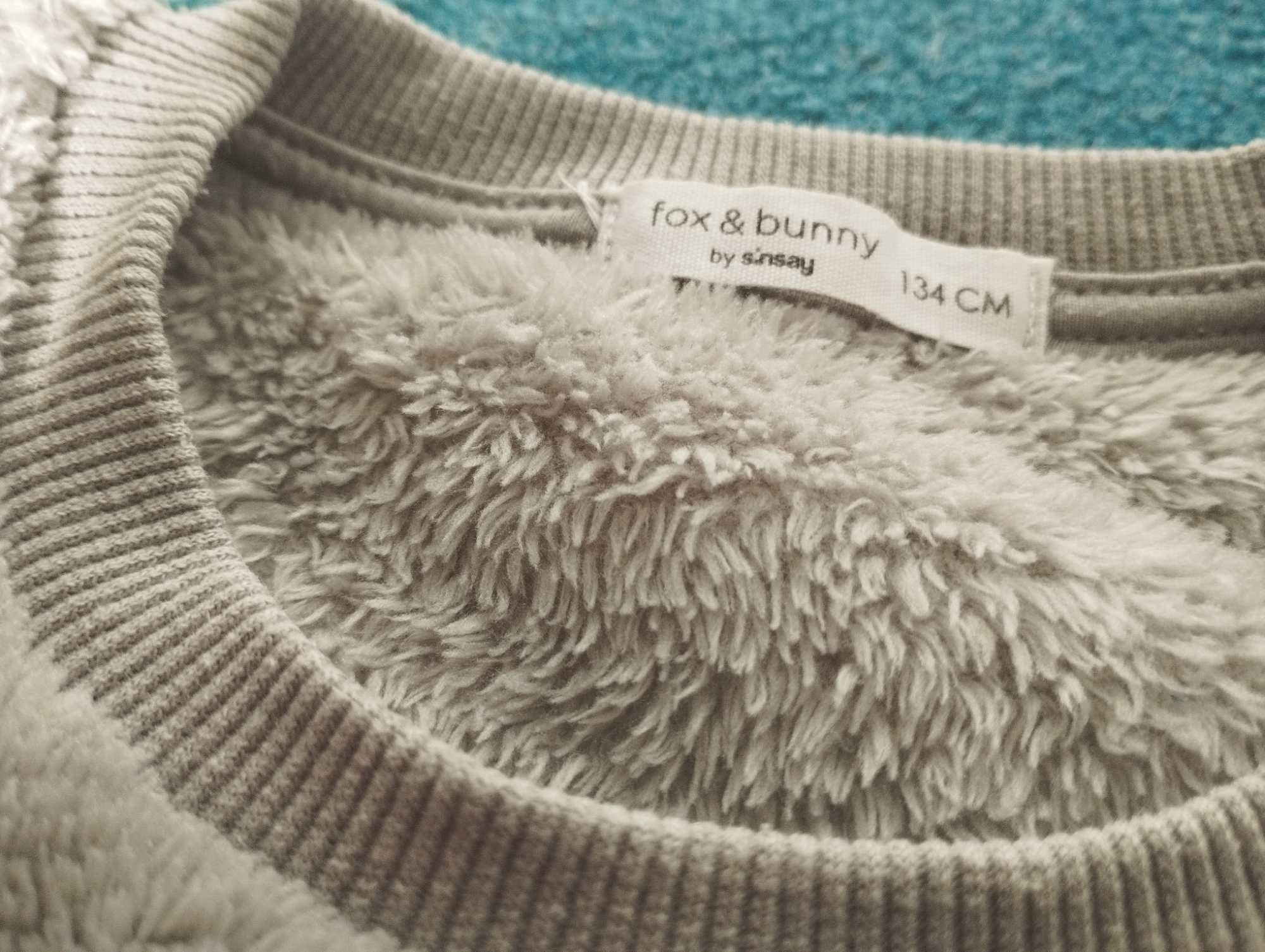 Ciepła bluza z polaru w rozmiarze 134 z firmy Sinsay.
