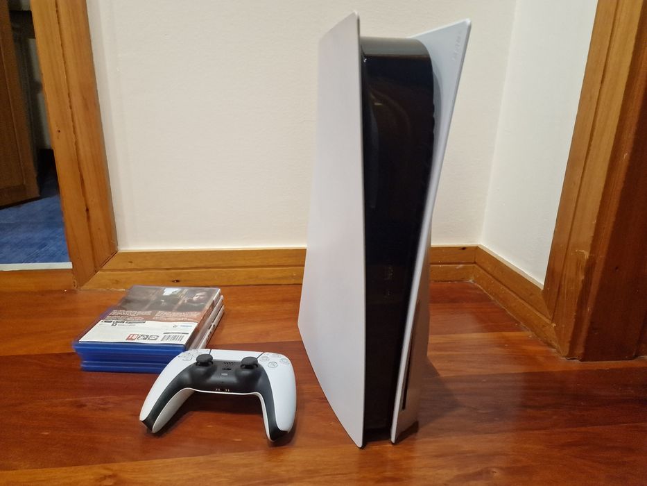 PS5 (Disco) + Comando + 3 Jogos.  c/ Garantia