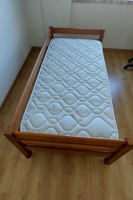Cama solteiro impecável