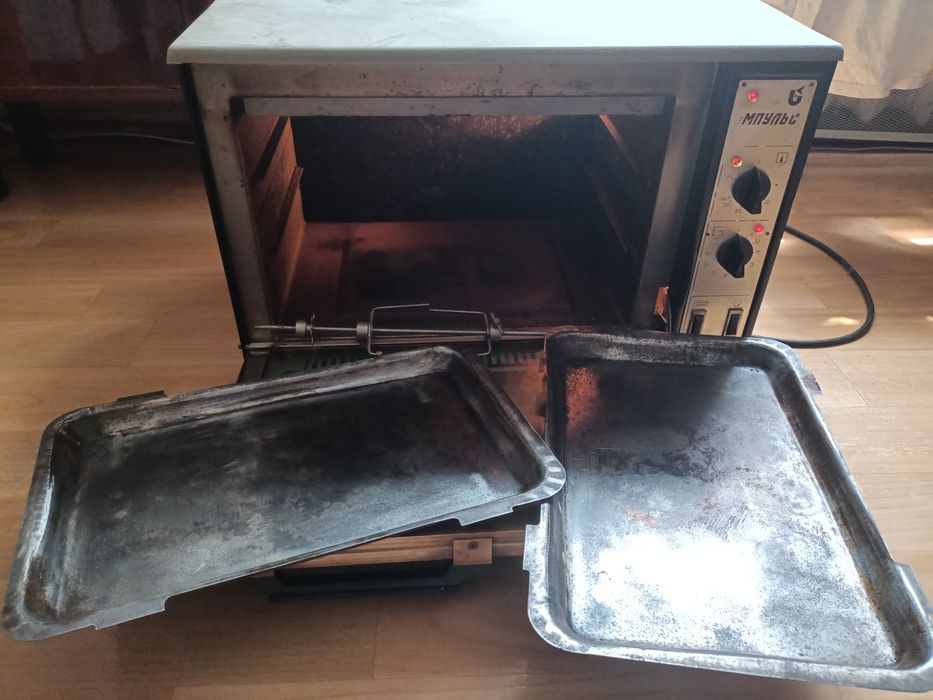 Електрична духова шафа в робочому стані