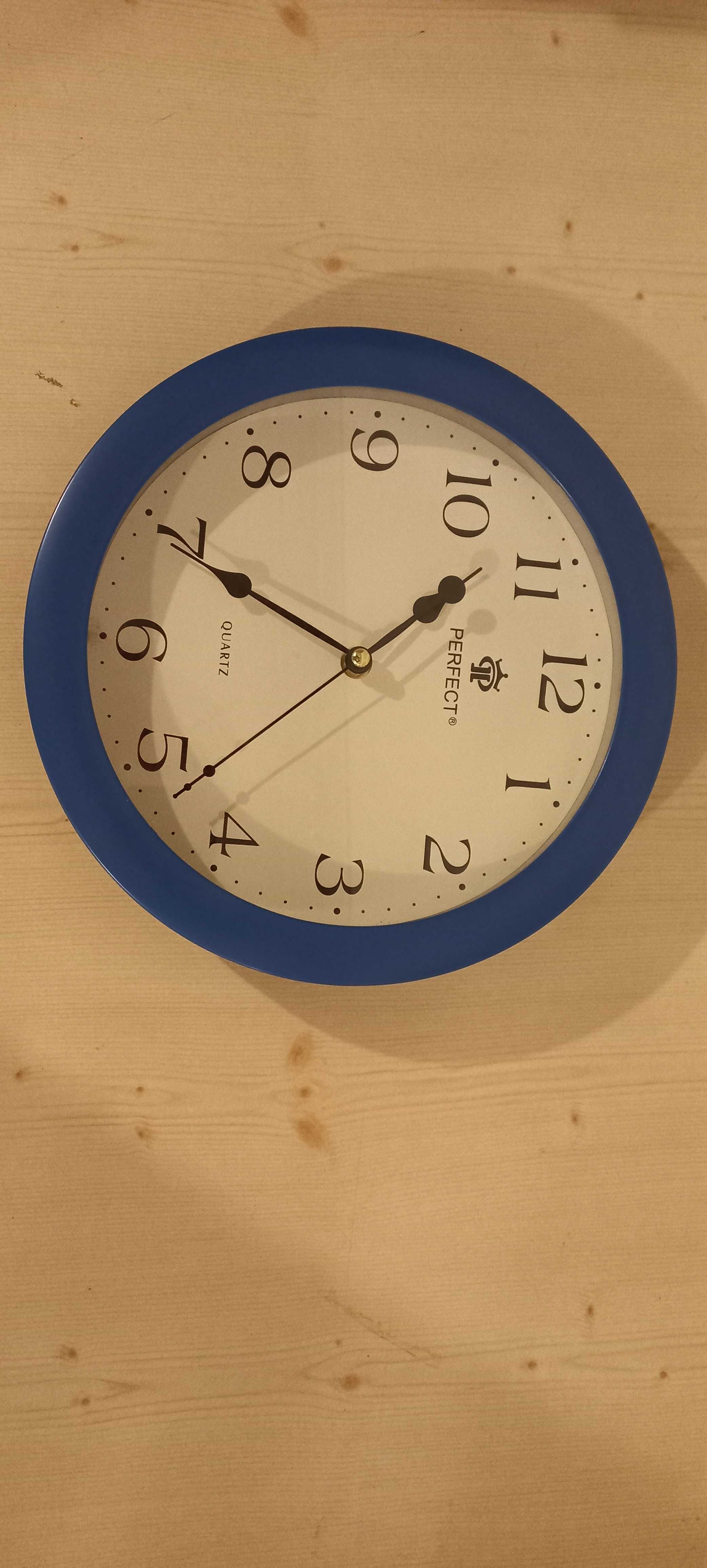 zegar ścienny firmy Perfect bardzo gustowny